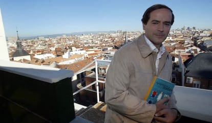 El periodista Isa&iacute;as Lafuente, en la terraza de la Cadena SER.