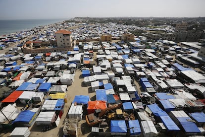 Un campo de refugiados, muchos de ellos desplazados desde Rafah, junto a la playa de Deir al-Balah, en Gaza el 10 de mayo.