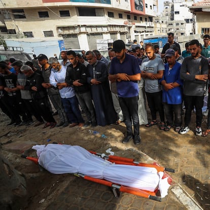 GAZA CITY, July 2, 2025  -- Palestinians pray over victims who were killed in Israeli airstrikes, at a hospital in Gaza City, July 1, 2025. At least 45 Palestinians were killed by Israeli shelling and gunfire in the Gaza Strip on Tuesday, Gaza's Civil Defense said, while the Israeli army announced that it had attacked 140 targets in the coastal enclave over the past 24 hours.,Image: 1017565630, License: Rights-managed, Restrictions: , Model Release: no, Credit line: Mahmoud Zaki / Xinhua News / ContactoPhoto
Editorial licence valid only for Spain and 3 MONTHS from the date of the image, then delete it from your archive. For non-editorial and non-licensed use, please contact EUROPA PRESS.
01/07/2025 ONLY FOR USE IN SPAIN