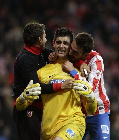 Courtois celebra con Adrian la victoria.