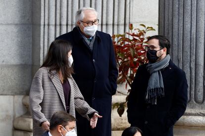 Los ministros Manuel Castells (centro), Alberto Garzón y Irene Montero durante la celebración de la Constitución en Madrid.