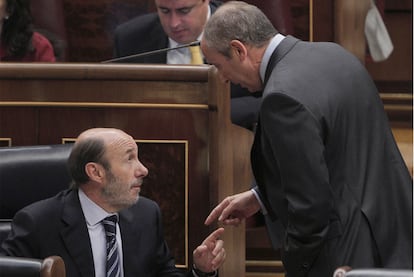 El vicepresidente Alfredo Prez Rubalcaba y el portavoz del PNV, Josu Erkoreka, en el Congreso.