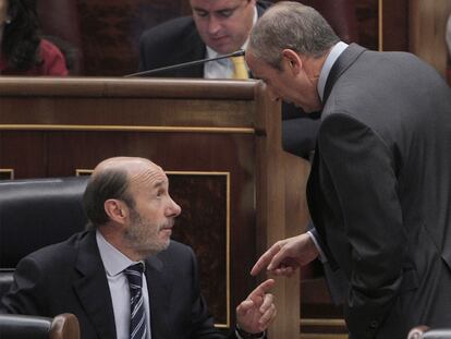 El vicepresidente Alfredo Pérez Rubalcaba y el portavoz del PNV, Josu Erkoreka, en el Congreso.