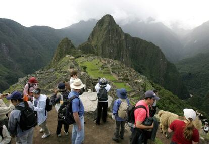 Turistas visitan el Machu Picchu.