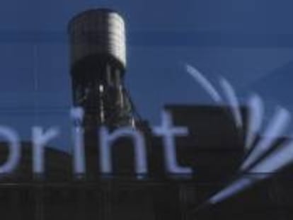 Detalle de un logo de Sprint, a las afueras de una de las tiendas de la compañía en Nueva York (EEUU). EFE/Archivo