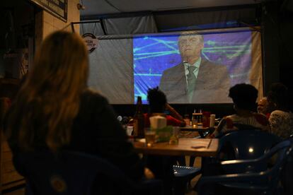 En un bar de Brasilia se proyectó el debate para los asistentes que se reunieron para presenciarlo. 
