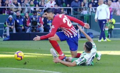 Morata, en la jugada que el colegiado no señaló penalti de Feddal sobre el delantero rojiblanco.