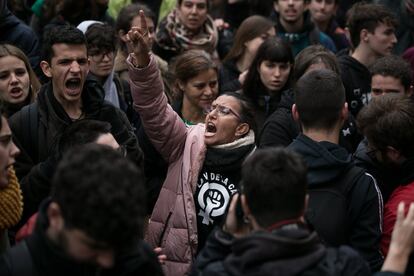 Unos 50 activistas pasaron la noche en el interior del edificio mientras decenas de miembros del Sindicato de Inquilinos y de la Oficina de Vivienda Popular de Gràcia se concentraron en el exterior.