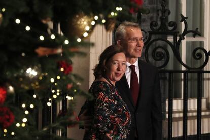 El secretario general de la Organización del Tratado del Atlántico Norte, el noruego Jens Stoltenberg, y su esposa Ingrid Schulerud, llegan a la recepción de bienvenida organizada por Boris Johnson en su residencia.