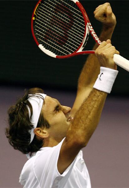 Roger Federer celebra su victoria en el Master Series de Madrid.