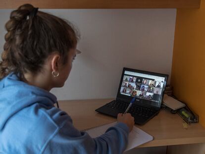 Una estudiante de 4º de ESO sigue una clase por videoconferencia.