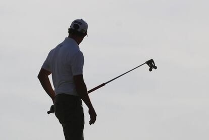 Adam Scott, número uno mundial, se prepara para patear en el 13.