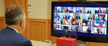 The premier of the Canary Islands, Ángel Víctor Torres, during Sunday’s video conference with his regional counterparts and Prime Minister Pedro Sánchez.