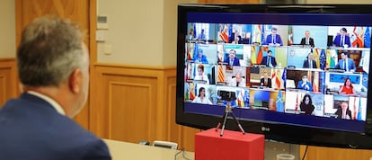 The premier of the Canary Islands, Ángel Víctor Torres, during Sunday’s video conference with his regional counterparts and Prime Minister Pedro Sánchez.