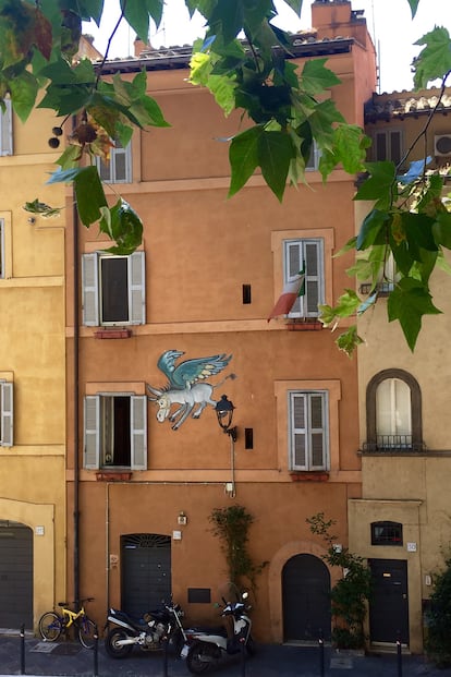 Edificio decorado en Lungotevere Tor di Nona. 