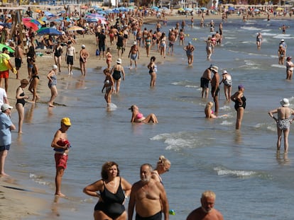 Turistas en la playa de Alicante en la última semana de septiembre