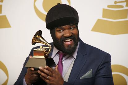 Gregory Porter sostiene el Grammy por el mejor álbum de jazz vocal por 'Liquid Spirit'.