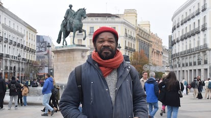 Kwame Ondo, fundador de Afro Hispánica Tours, posando delante de la estatua de Carlos III en la Puerta del Sol de Madrid, el jueves.