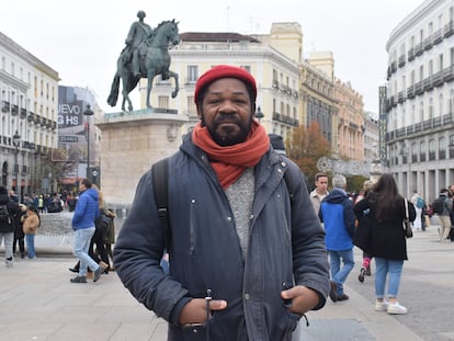 Kwame Ondo, fundador de Afro Hispánica Tours, posando delante de la estatua de Carlos III en la Puerta del Sol de Madrid, el jueves.
