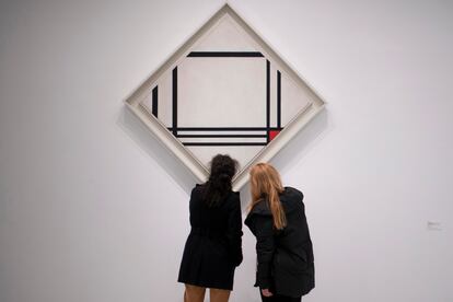 Dos visitantes en la exposición del Reina Sofía 'Mondrian y el movimiento De Stijl'.