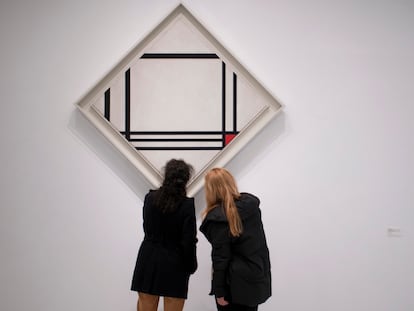 Dos visitantes en la exposición del Reina Sofía 'Mondrian y el movimiento De Stijl'.