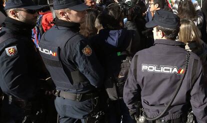 Policías montan un cordón policial en las inmediaciones del Ministerio de Agricultura durante una concentración, a principios de febrero.