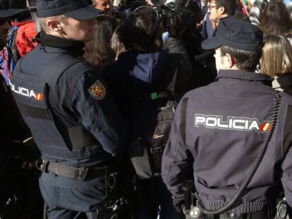 Policías montan un cordón policial en las inmediaciones del Ministerio de Agricultura durante una concentración, a principios de febrero. 