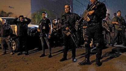 Agentes de seguridad en Jalisco, tras el enfrentamiento entre policías y presuntos delincuentes, en El Salto.
