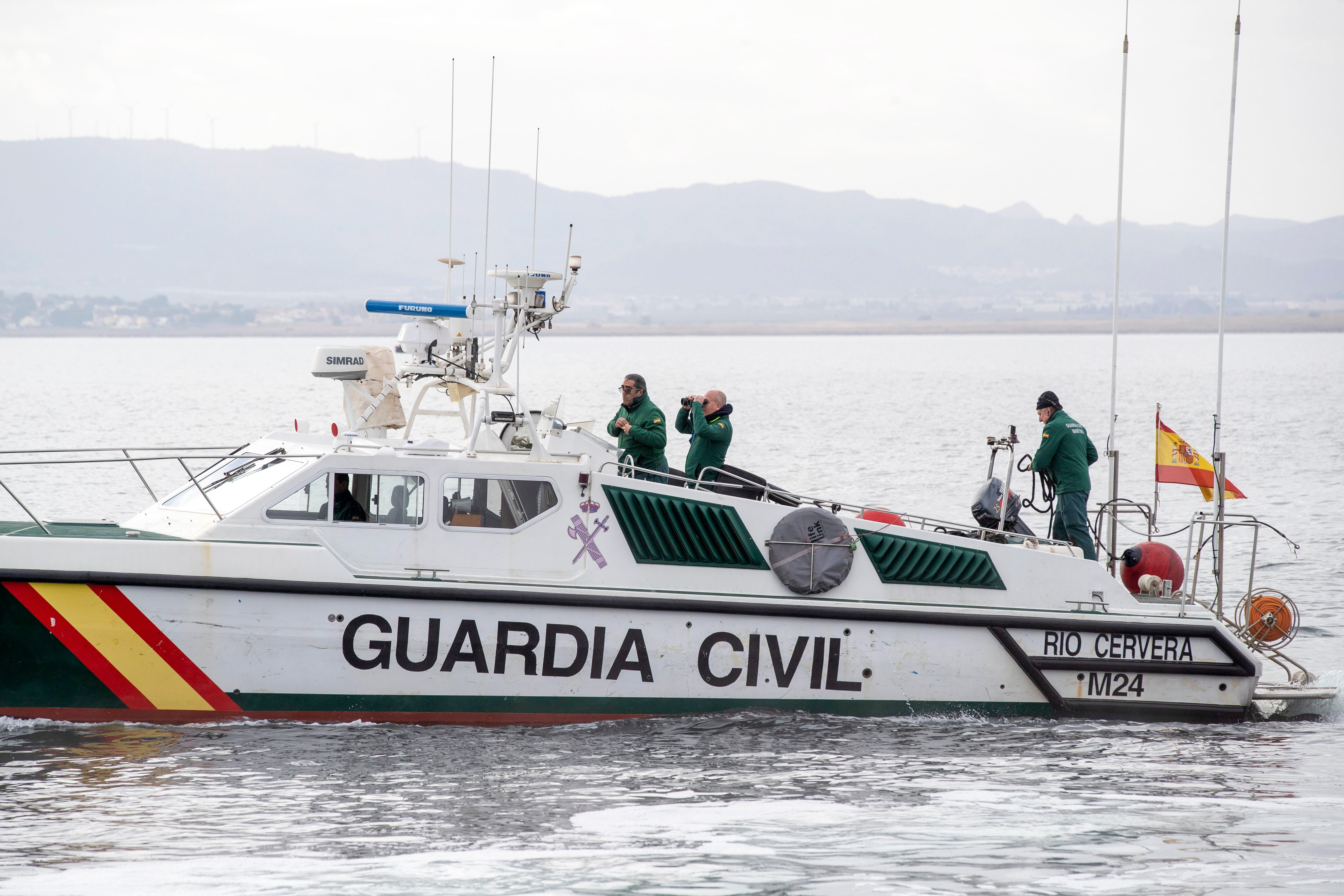 Agentes de la guardia civil de la patrullera 'Río Cervera', durante las labores de búsqueda coordinada en el Mar Menor del joven desaparecid.