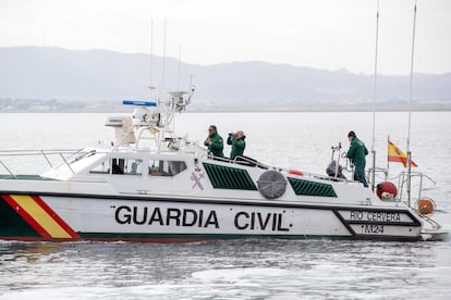 Agentes de la guardia civil de la patrullera 'Río Cervera', durante las labores de búsqueda coordinada en el Mar Menor del joven desaparecid.