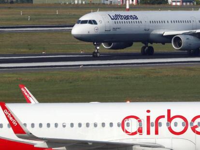 Aviones de Air Berlin y Lufthansa en el aeropuerto de Tegel, Berlín.