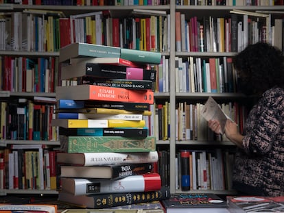 Una pila de libros en la librería Rafael Alberti de Madrid.