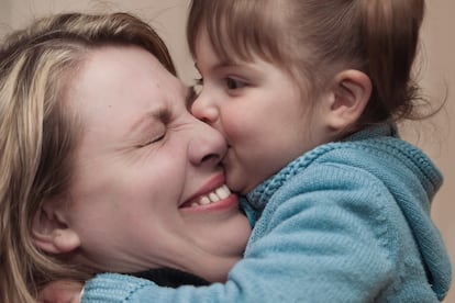 Una madre y su hija disfrutan.