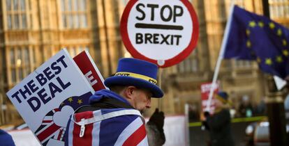 Un manifestante anti-Brexit camina fuera del Parlamento británico en Londres.