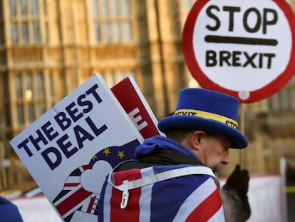 Un manifestante anti-Brexit camina fuera del Parlamento británico en Londres.