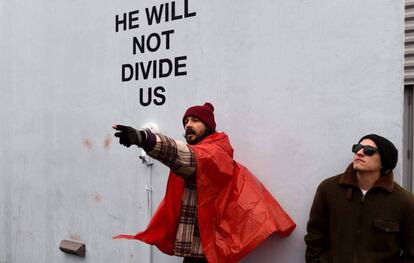 Shia LaBeouf, fuera del Museum of the Moving Image, donde ha colocado la instalación Él no nos dividirá.