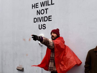 Shia LaBeouf, fuera del Museum of the Moving Image, donde ha colocado la instalación Él no nos dividirá.