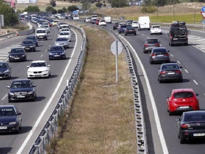 Veh&iacute;culos a la altura del kil&oacute;metro 20 de la A-5, al inicio de la Operaci&oacute;n Salida del verano. 