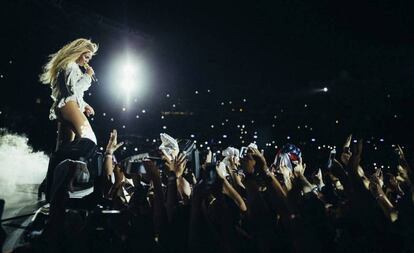 Beyoncé acercándose a los fans durante su actuación