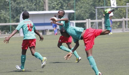 Esta es la alegría de los jugadores de Cruzada por los Niños tras lograr su primer gol en el torneo Donosti Cup, el mayor campeonato infantil de fútbol de España. Participan 7.800 menores repartidos en 440 equipos.