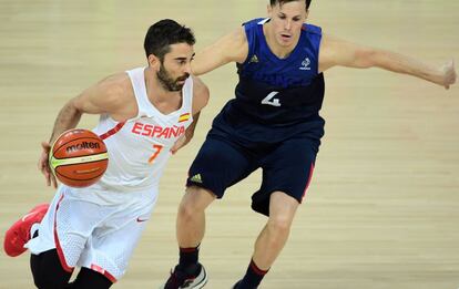 Juan Carlos Navarro mantiene el balón frente a Thomas Heurtel.