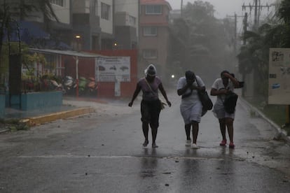 Tres mujeres caminan contra el viento antes de la llegada del Huracán María a Punta Cana (República Dominicana), tras su paso por Puerto Rico. El Centro Nacional de Huracanes (NHC) de Estados Unidos prevé que el ciclón recupere la categoría 3 (de un total de 5) a su llegada a la isla con vientos de hasta 185 kilómetros por hora.
