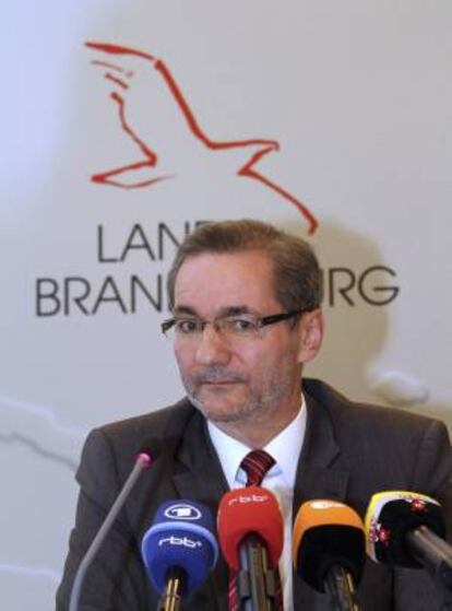 El nuevo presidente del consejo de vigilancia de la sociedad gestora del aeropuerto de Berlín-Brandeburgo (BBI) y primer ministro del Land de Brandeburgo, el socialdemócrata Matthias Platzeck, ofrece una rueda de prensa en Postdam, Alemania.