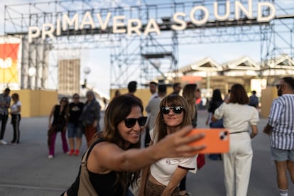 Dos jóvenes se hacen una foto con las letras luminosas del Primavera Sound, el 29 de mayo.

