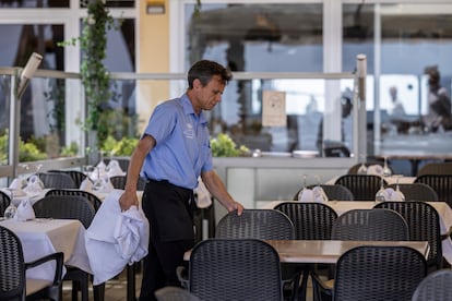 Un camarero trabaja en la terraza de un restaurante en Girona (Cataluña), el pasado 2 de junio.