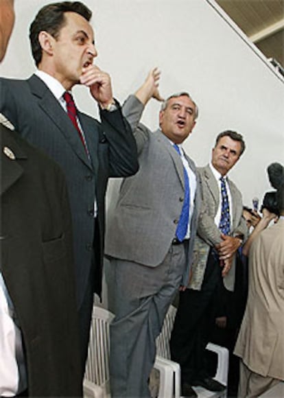 Sarkozy, izquierda, y Raffarin, en un mitin frustrado en Córcega.