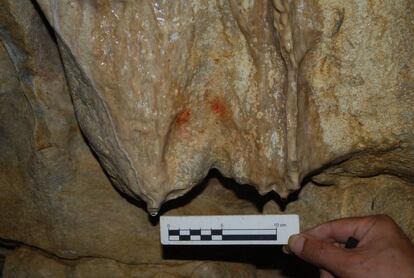 Trazo pareado, motivo protot&iacute;pico de las fases m&aacute;s antiguas del arte paleol&iacute;tico cant&aacute;brico construido a base de dos trazos convergentes en su parte superior, de la cueva de Los Murci&eacute;lagos (Entrambasaguas, Cantabria).