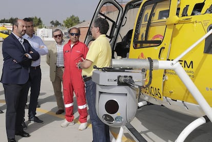 Rollán (primero por la izquierda), junto a la nueva cámara de los bomberos regionales.