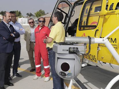 Rollán (primero por la izquierda), junto a la nueva cámara de los bomberos regionales.