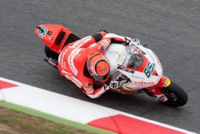 Bradl traza una de las curvas de Montmeló.
